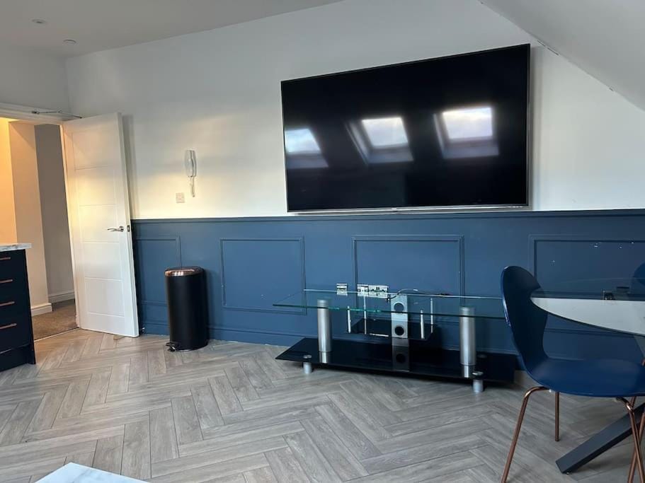 Large 4 bed, walking distance to centre - sleeps 8 Apartment in Cardiff