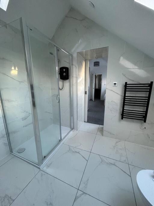Large 4 bed, walking distance to centre - sleeps 8 Apartment in Cardiff