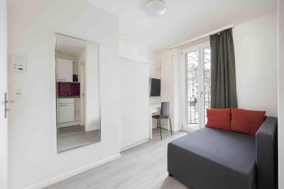 Bed, TV and multimedia, Living room, Photo of the whole room, Bedroom, wardrobe