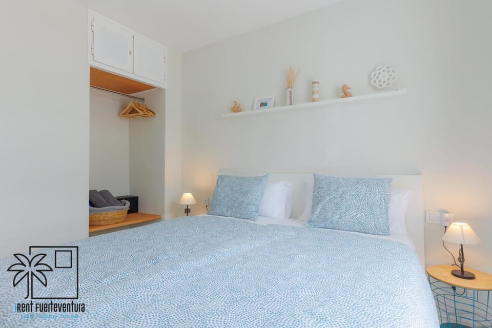 Bed, Photo of the whole room, Bedroom, internet, safe