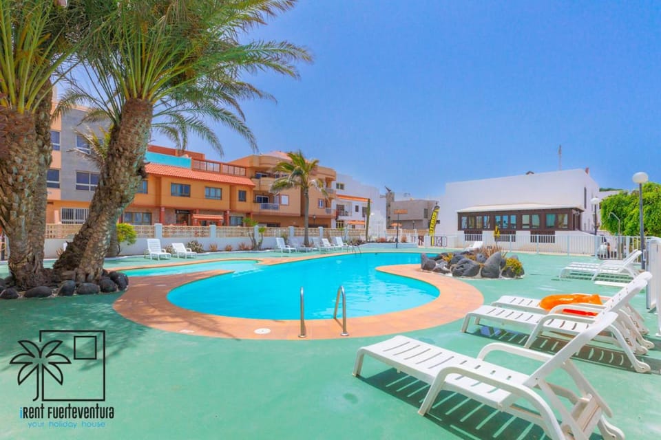 Swimming pool, sunbed