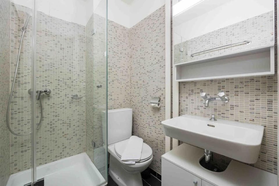 Shower, Toilet, Bathroom, towels