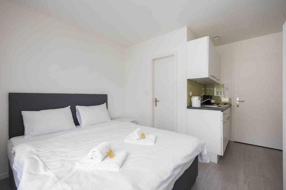 Bed, Kitchen or kitchenette, Bedroom, towels