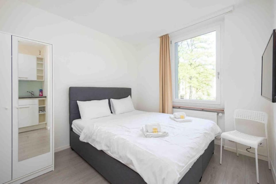 Bed, TV and multimedia, Bedroom, towels