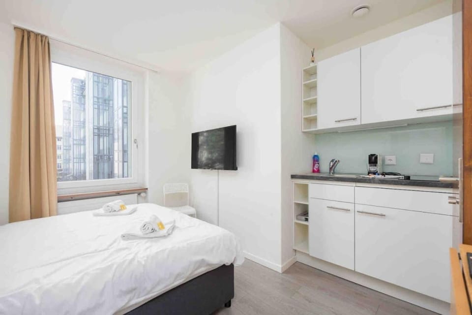 Bed, TV and multimedia, Kitchen or kitchenette, stove, towels