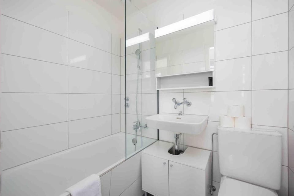 Shower, Toilet, Bathroom, Bath, towels