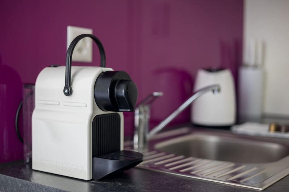 Coffee/tea facilities, Kitchen or kitchenette, stove