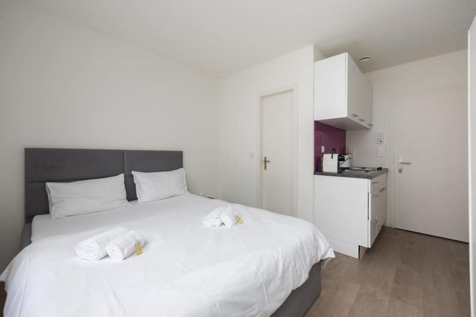 Bed, Kitchen or kitchenette, Bedroom, towels