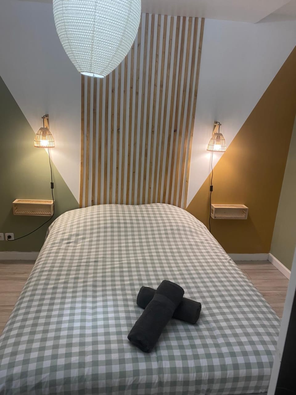 Bed, Photo of the whole room, Bedroom, towels