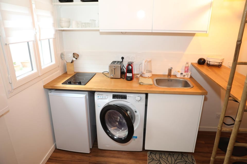 Coffee/tea facilities, Kitchen or kitchenette, minibar, stove, toaster, washing machine