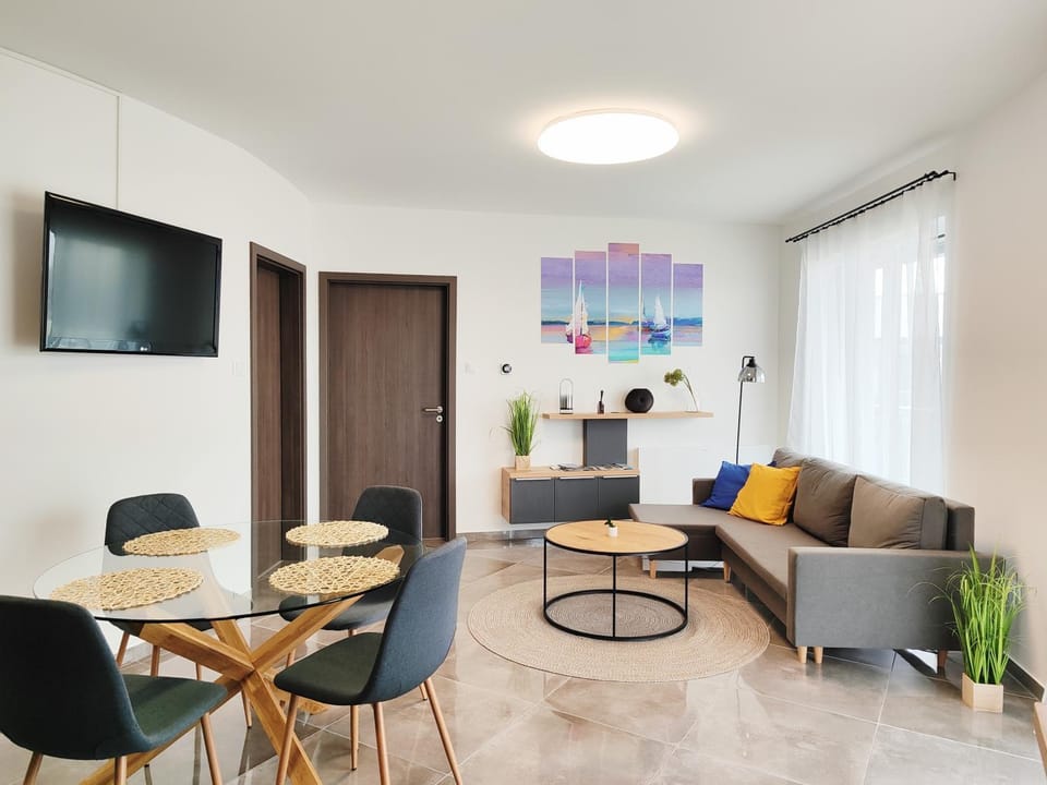 TV and multimedia, Living room, Seating area, Dining area