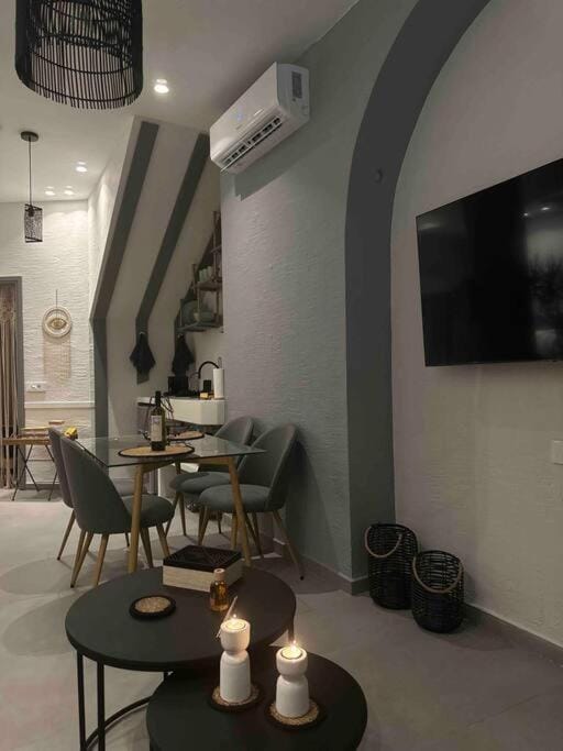 TV and multimedia, Living room, Seating area, Dining area, air conditioner