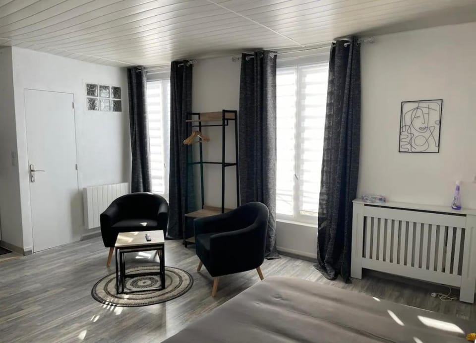 Photo of the whole room, Seating area, internet