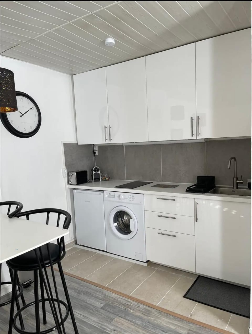 Kitchen or kitchenette, Dining area, minibar, stove