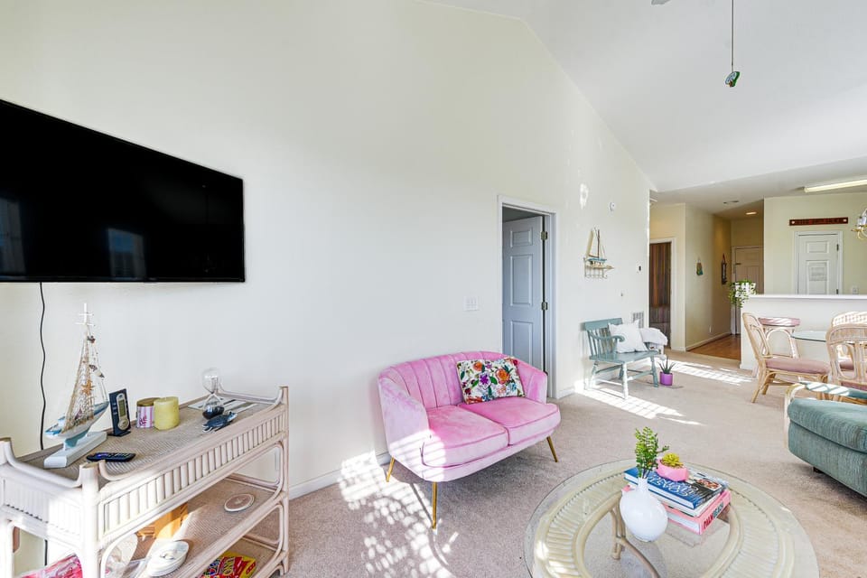 Sunset Beach Condo w/ Balcony, 5 Mi to the Ocean! House in Sunset Beach