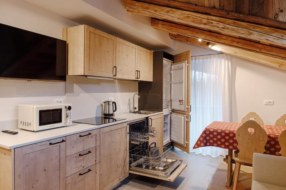 Kitchen or kitchenette, Living room