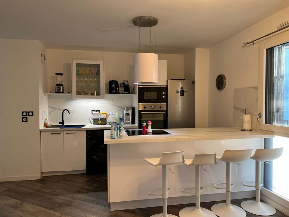 Kitchen or kitchenette, Dining area, stove