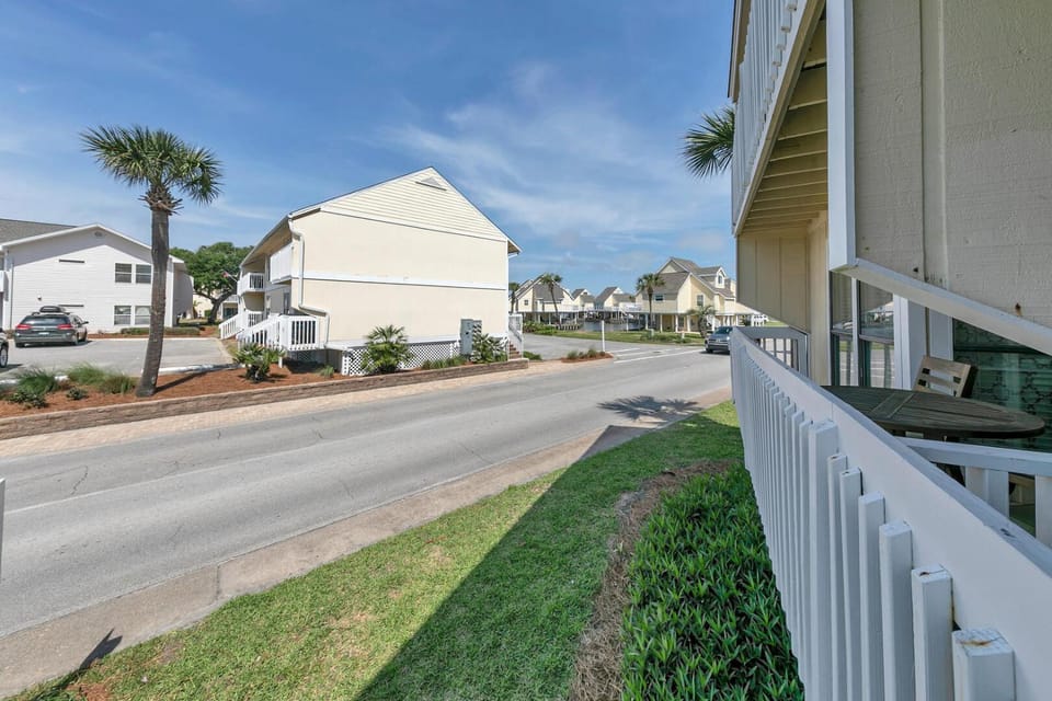 Newly Remodeled Studio in Sandpiper Cove now with Free Beach Service and Pet Friendly House in Destin
