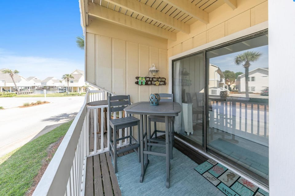 Newly Remodeled Studio in Sandpiper Cove now with Free Beach Service and Pet Friendly House in Destin