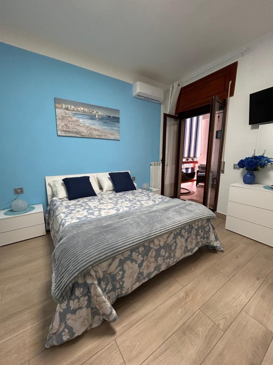 Bed, TV and multimedia, Photo of the whole room, Bedroom