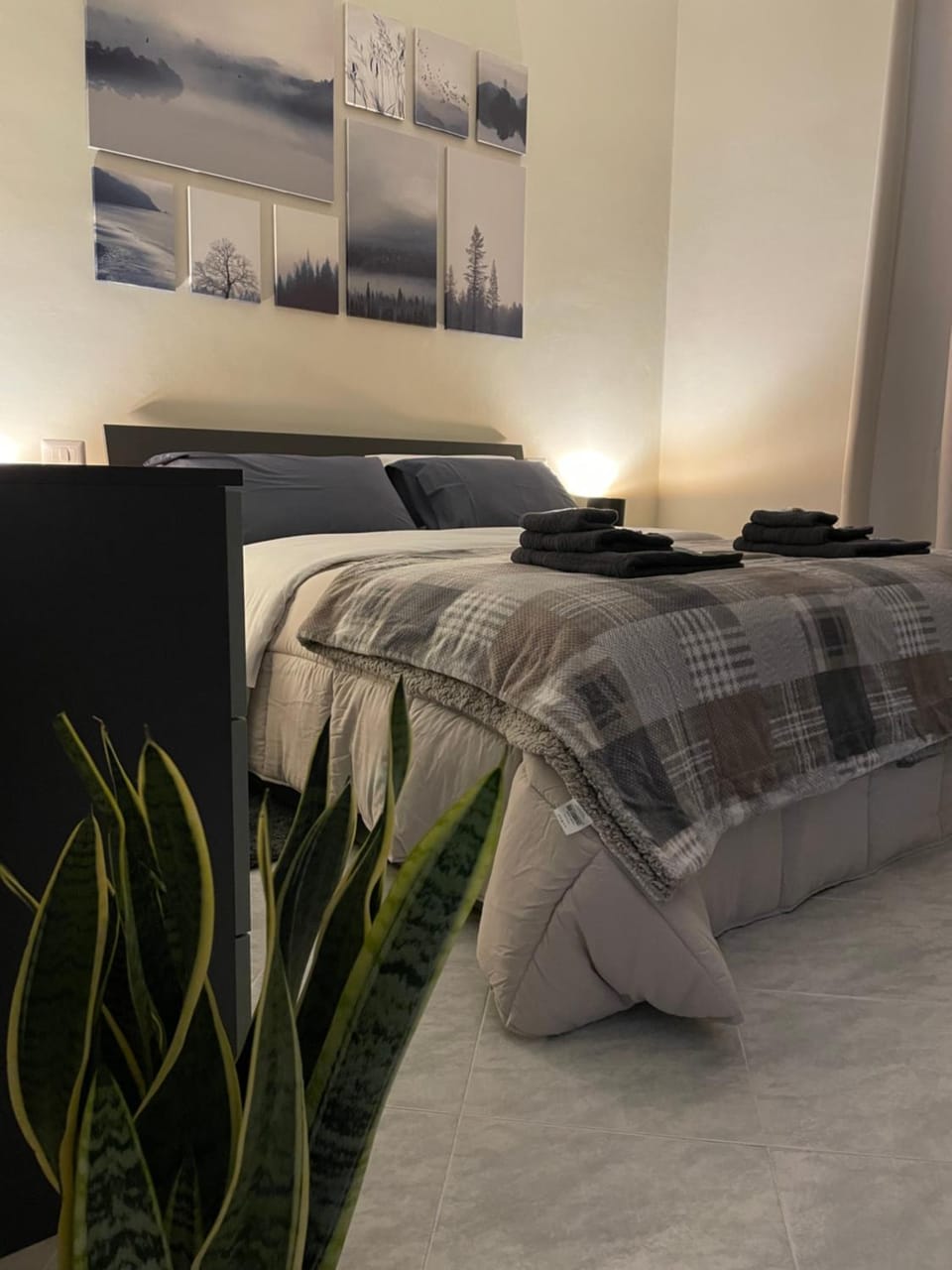 Bed, Bedroom, towels