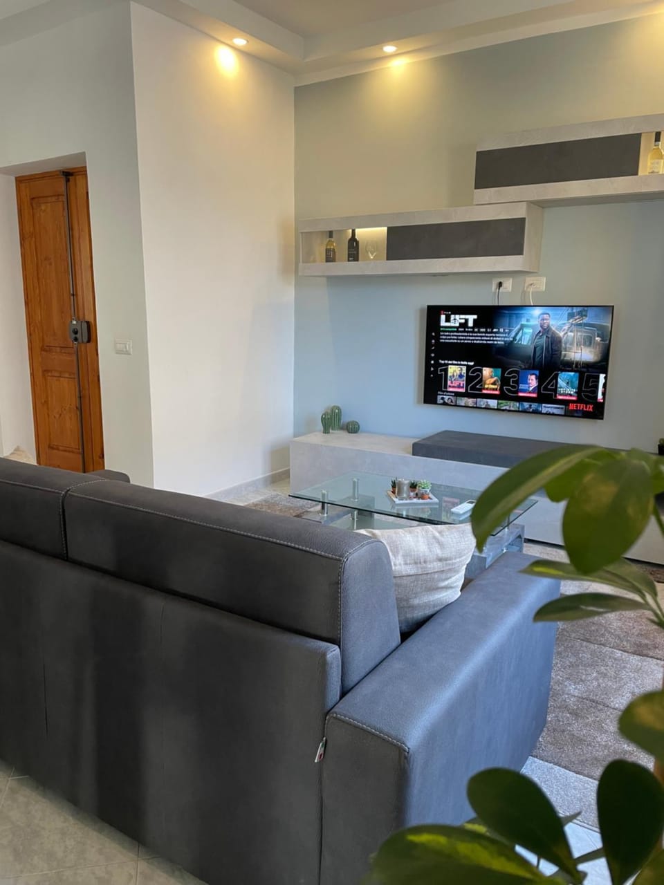 TV and multimedia, Living room, Seating area, Evening entertainment