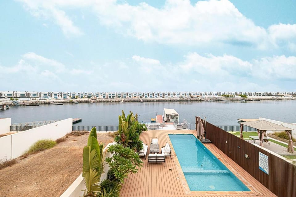 Luxury Villa sea view and free paddle boat - Al Dana Island Fujairah Villa in Sharjah