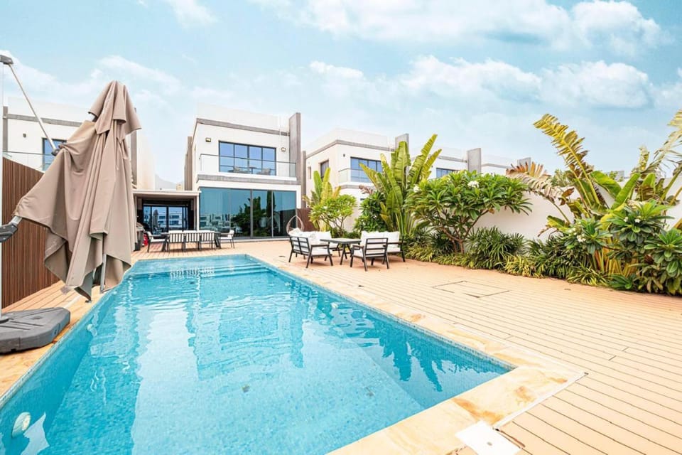 Luxury Villa sea view and free paddle boat - Al Dana Island Fujairah Villa in Sharjah