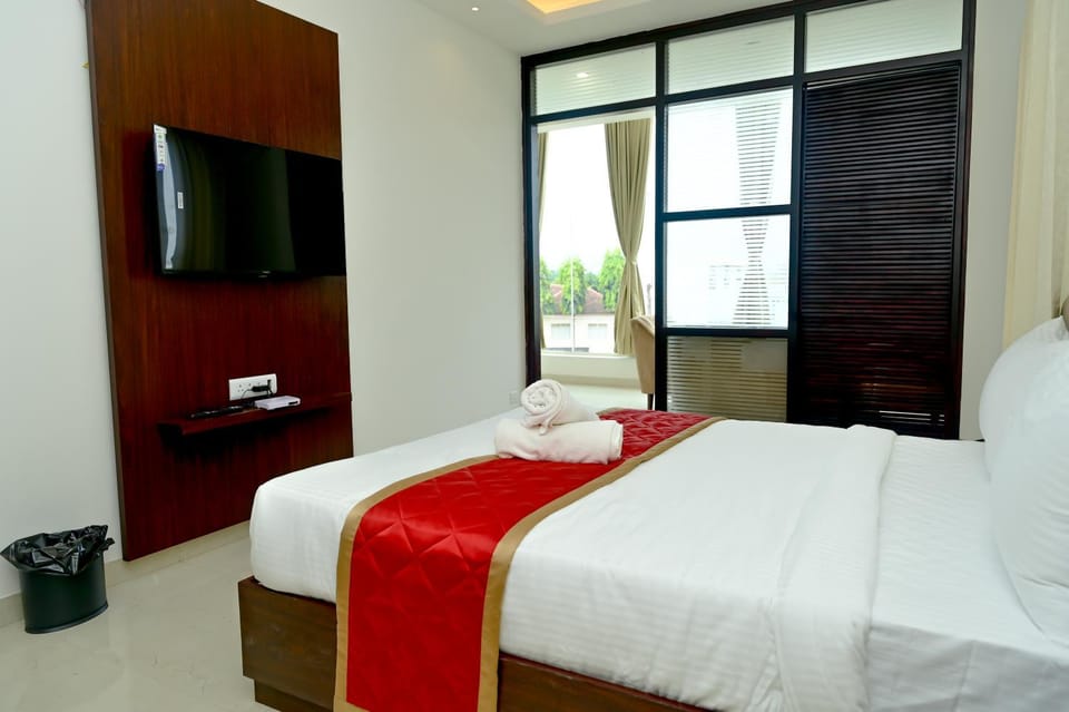 Bed, TV and multimedia, Photo of the whole room, Bedroom, towels