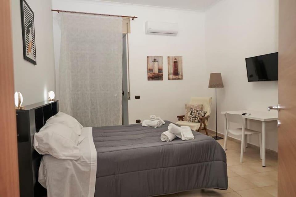 Bed, TV and multimedia, Photo of the whole room, Bedroom, towels, air conditioner