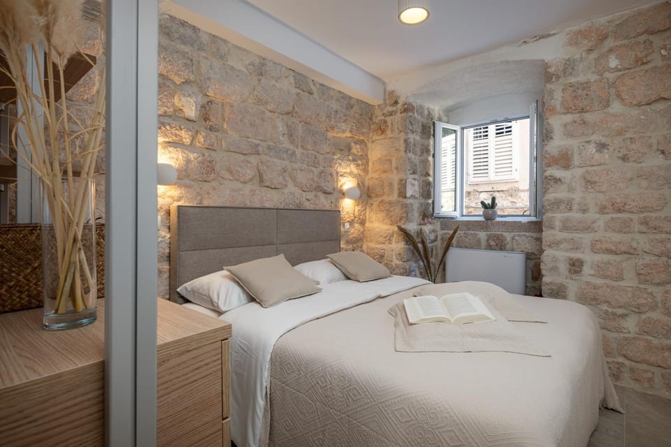 Bed, Day, Photo of the whole room, Decorative detail, Bedroom, Time of day