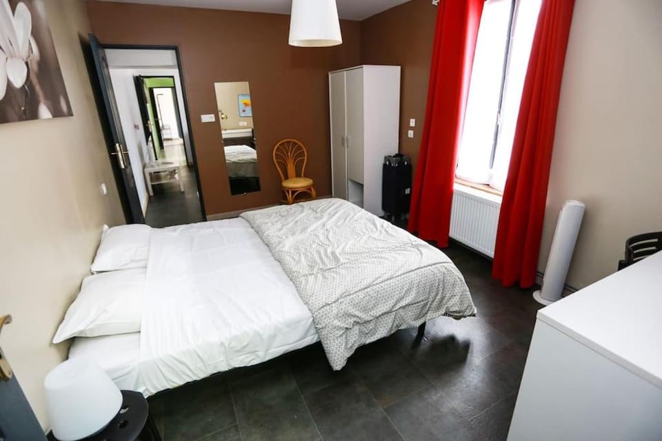 F3 80 m2 Longére plain pied au centre auxonne. House in Jura