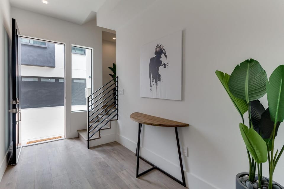 Luxury Modern 4 Bedroom 4 Bathroom Home with Rooftop Deck #4 House in San Fernando Valley