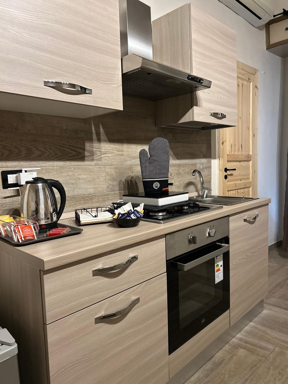 Kitchen or kitchenette, minibar