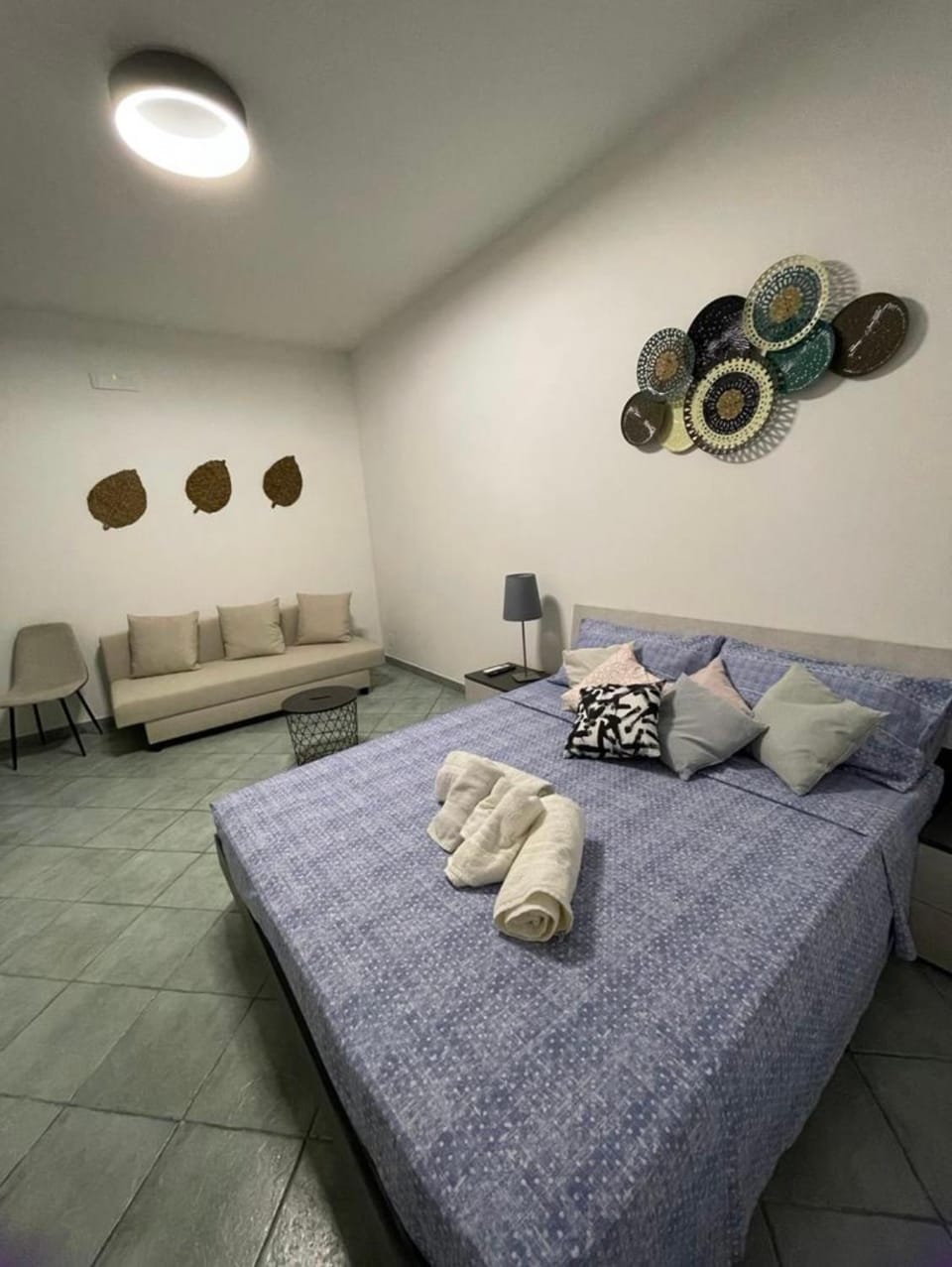 Bed, Living room, Photo of the whole room, Seating area, Bedroom, towels