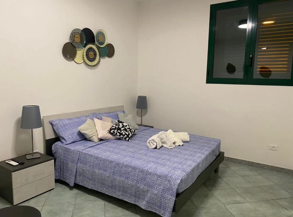 Bed, Living room, Photo of the whole room, Seating area, Bedroom, towels
