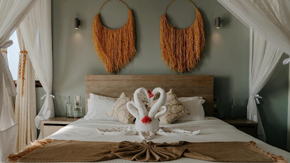 Bed, Photo of the whole room, Decorative detail, Bedroom, towels