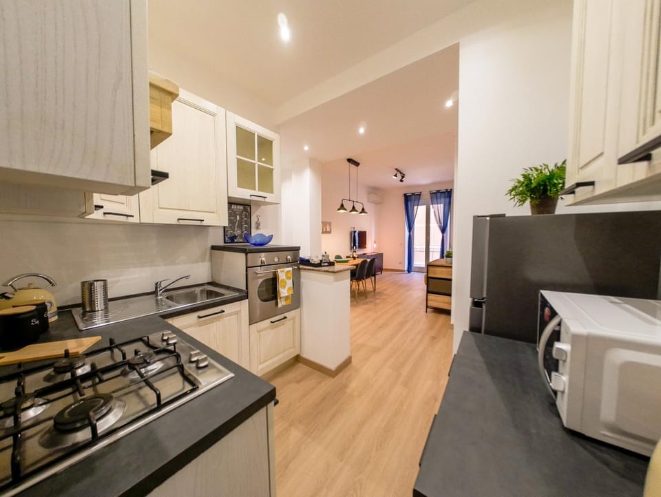 Kitchen or kitchenette, Dining area, pet friendly, stove, toaster, washing machine