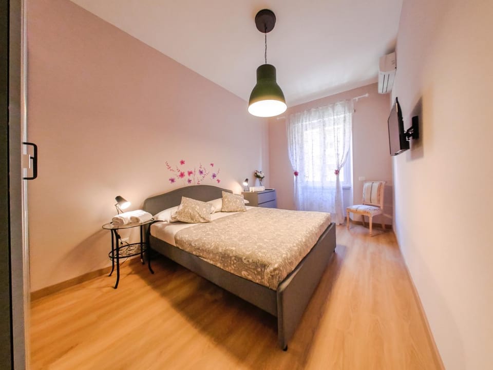 Bed, TV and multimedia, Photo of the whole room, Bedroom