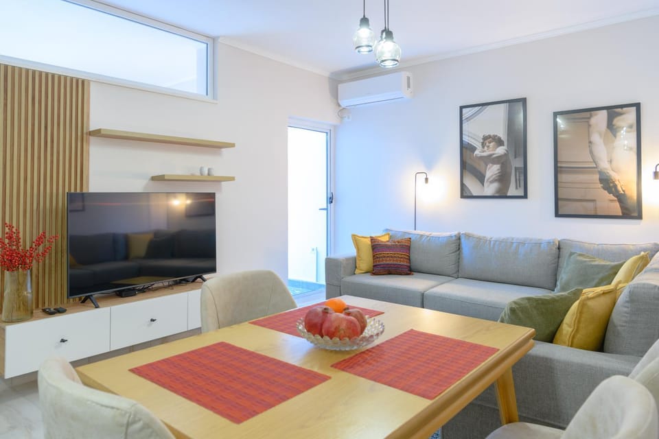 TV and multimedia, Living room, Seating area, Dining area