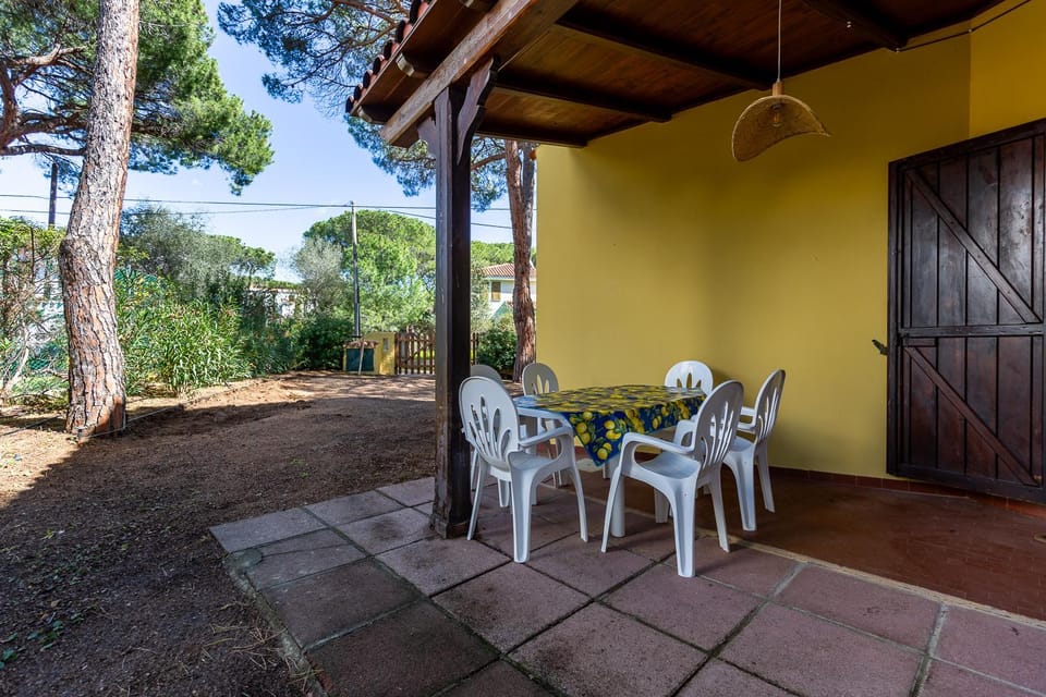 Property building, Spring, Day, Dining area