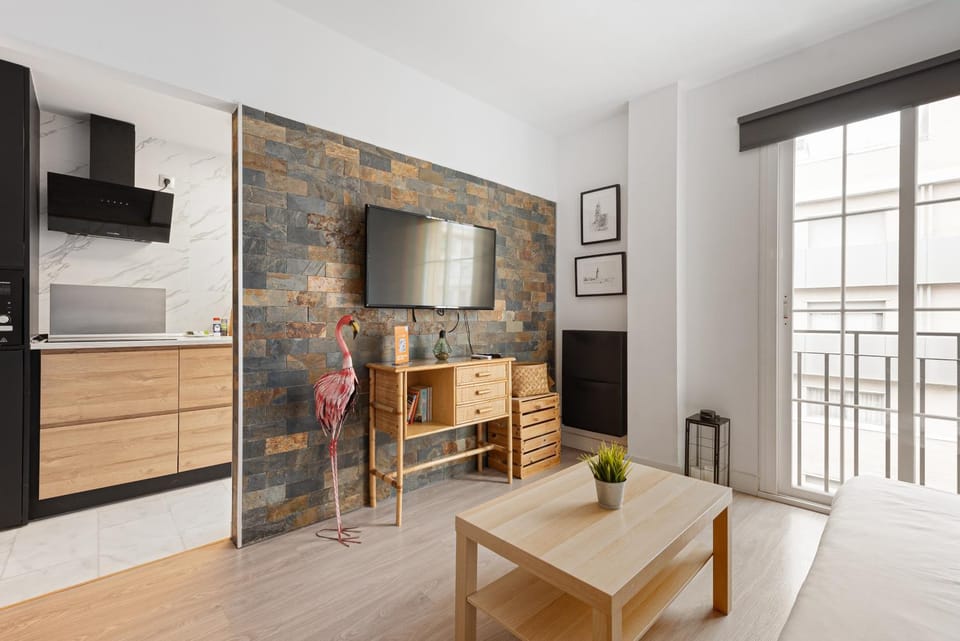 TV and multimedia, Kitchen or kitchenette, Living room, Seating area, Dining area, oven, stove
