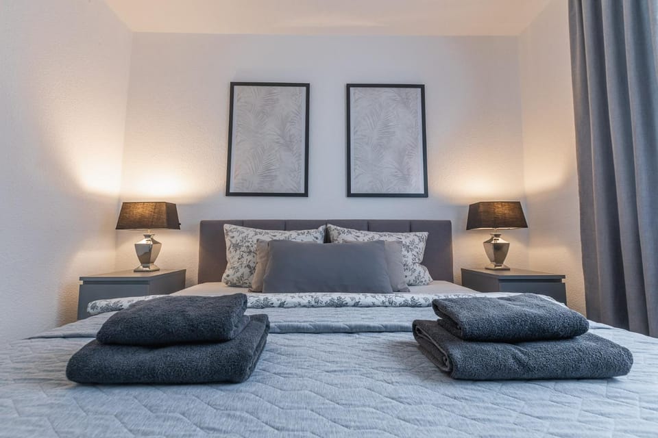 Bed, Bedroom, towels