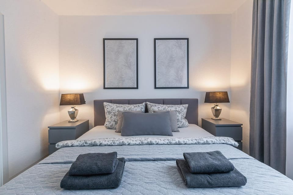 Bed, Bedroom, towels