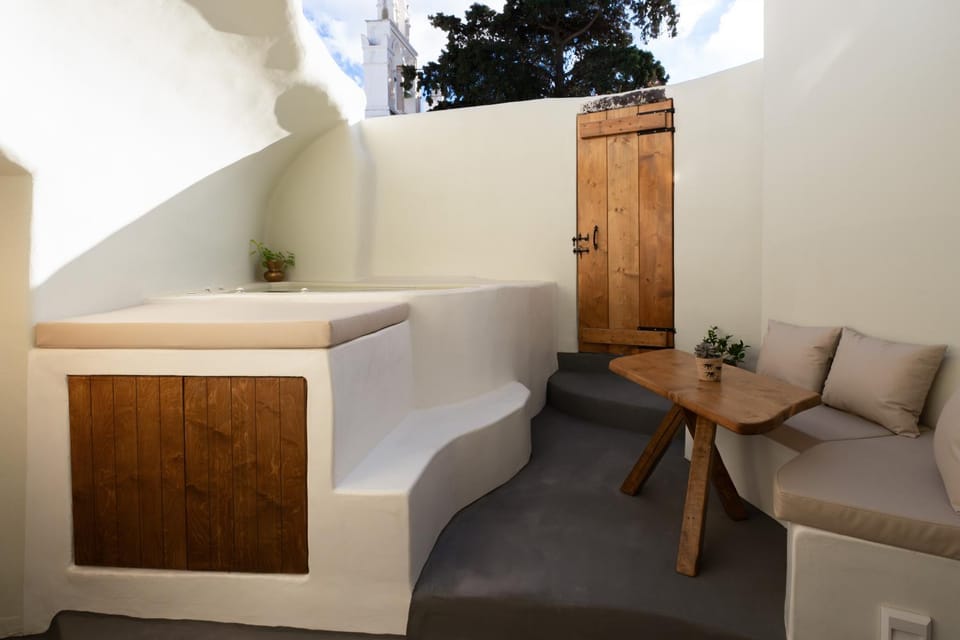Hot Tub, Seating area