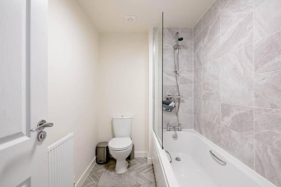 Stunning Private room in a Home - TV, Bathroom & Parking! Bed and Breakfast in Salford