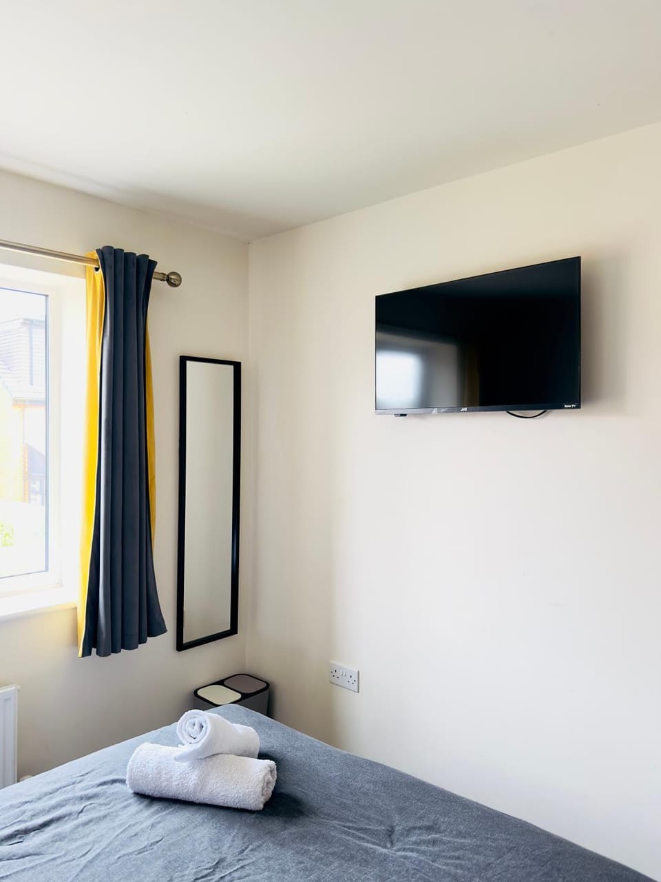 Stunning Private room in a Home - TV, Bathroom & Parking! Bed and Breakfast in Salford