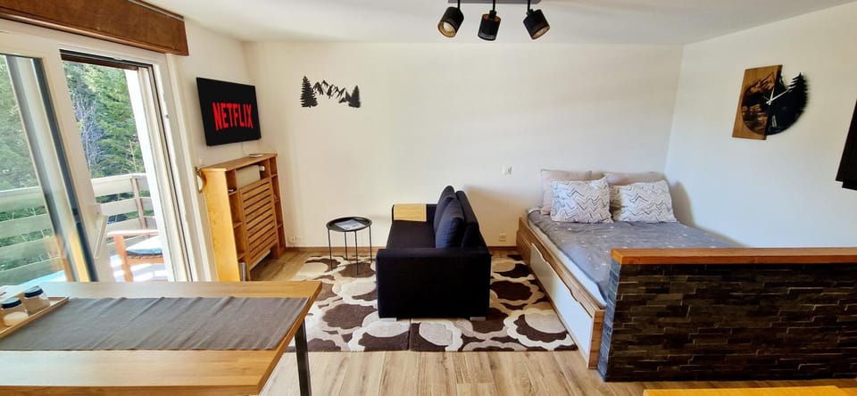 Bed, TV and multimedia, Balcony/Terrace, Living room, Photo of the whole room, Seating area