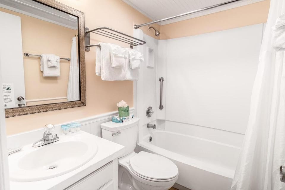 Bright Modern Room First Floor Resort View Apartment in South Carolina