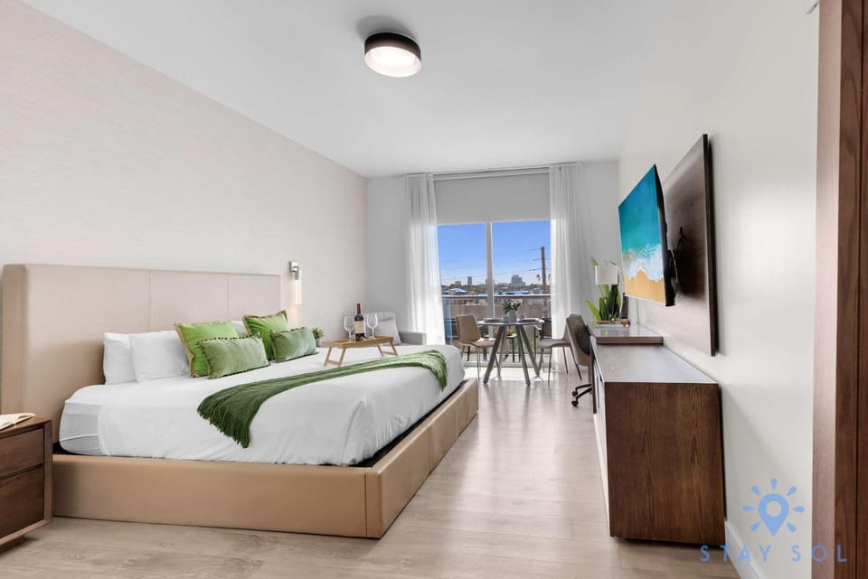 Hollywood Bliss - Near Beach Studio - Rooftop Pool House in Hollywood Beach
